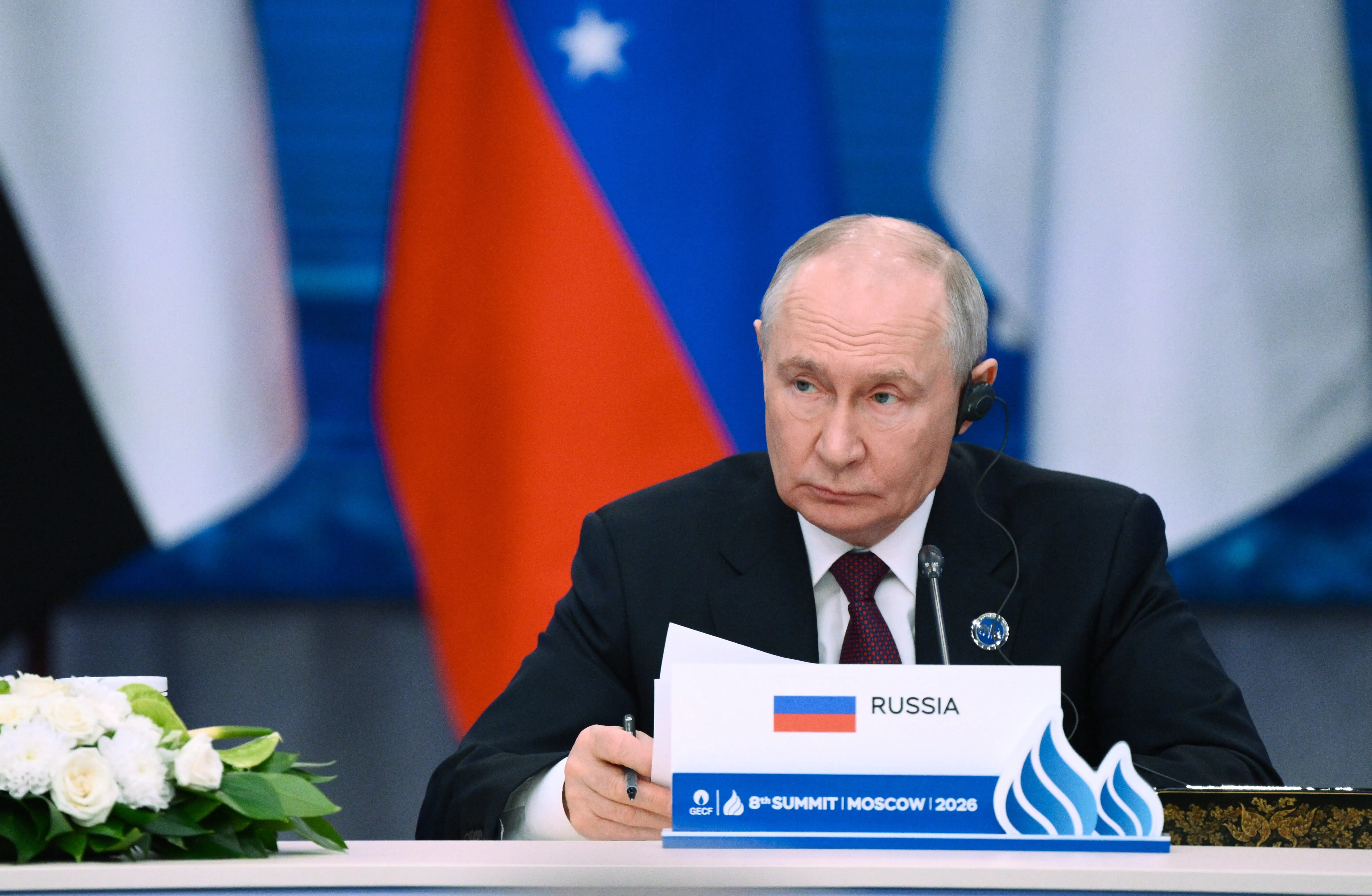 Акции нефтегазовых компаний РФ ускорили рост на фоне выступления Путина на ФСЭГ